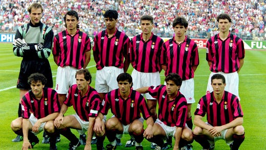 Il Milan prima della finale di Champions League contro il Marsiglia nel 1993. All'inizio ci sono stati undici giocatori come Paolo Maldini, Franco Baresi, Marco van Basten e Frank Rijkaard.