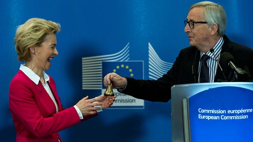 Jean-Claude Juncker hands over the clock that rings with the President of the European Commission when the meetings are about to reach Ursula von der Leyen.