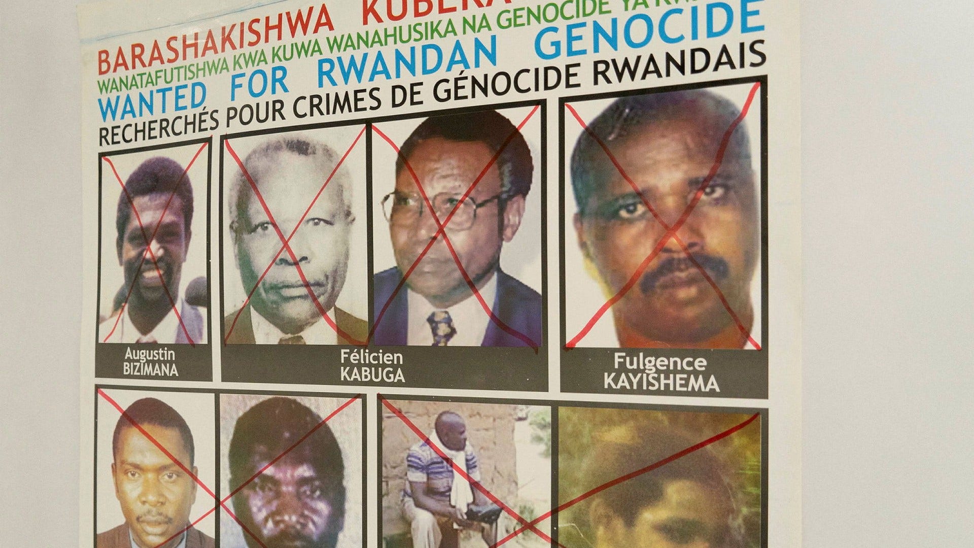 Affisch hos Genocide Fugitive Tracking Unit i Kigali i Rwanda. Fotograferad efter att Fulgence Kayishema gripits.