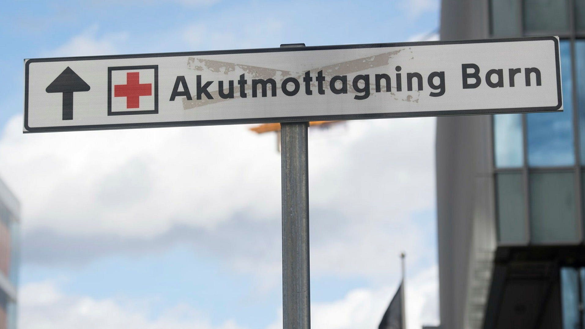 De ansvariga för den omdebatterade sjukvården i Stockholms län syns knappt i valrörelsen och detsamma gäller oppositionen, anser insändarskribenterna.