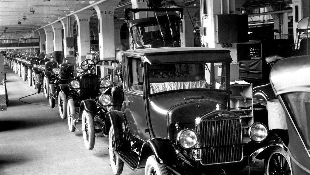 En era går mot sitt slut. T-modeller rullar av produktionslinjen i Fords fabrik i Michigan 1926.