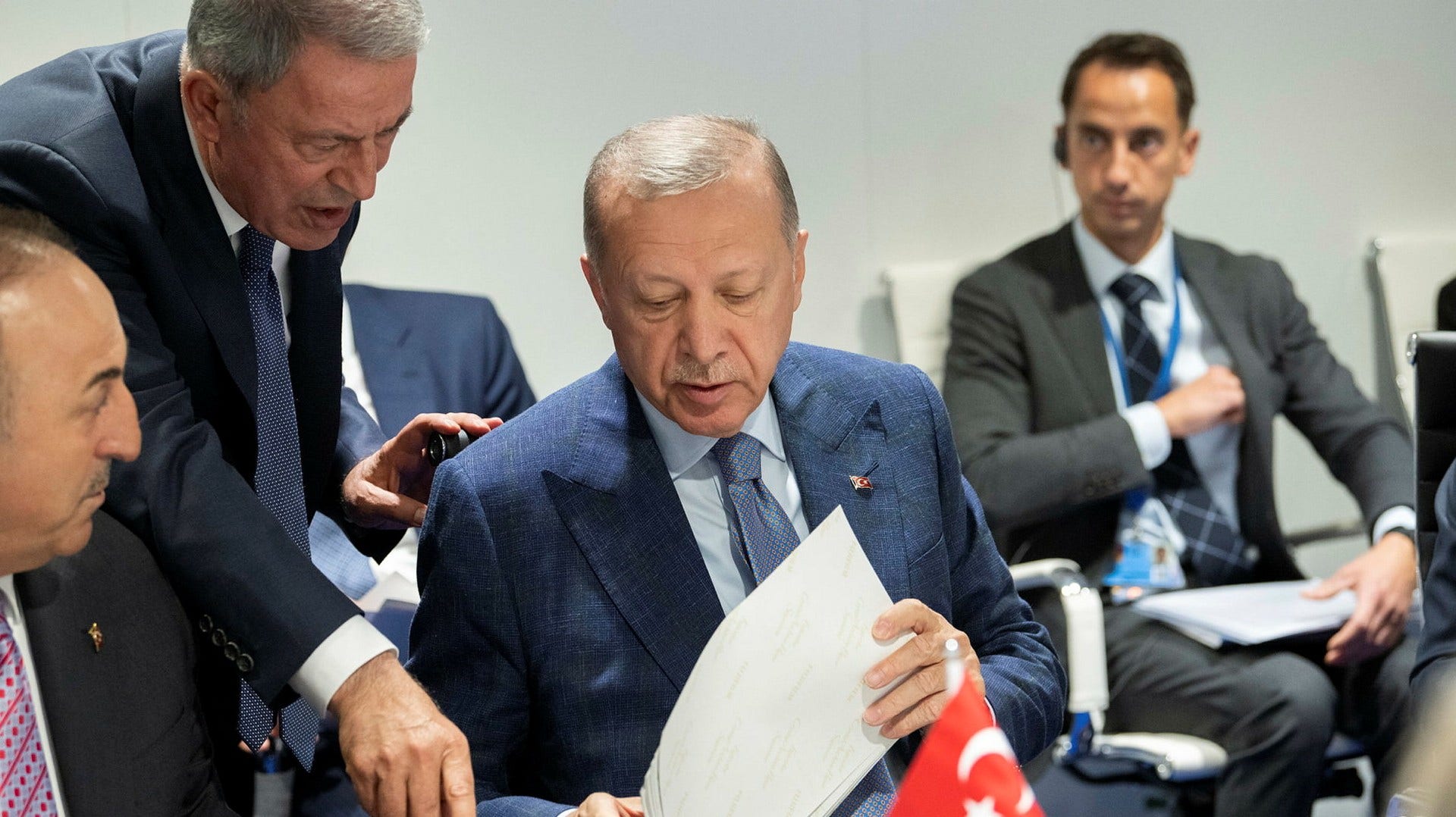 Turkiets president Erdogan och utrikesministern Mevlüt Cavusoglu i möte vid Nato-toppmötet i Madrid. Men överenskommelsen med Sverige och Finland ger utrymme för tolkningar, enligt Marc Pierini.