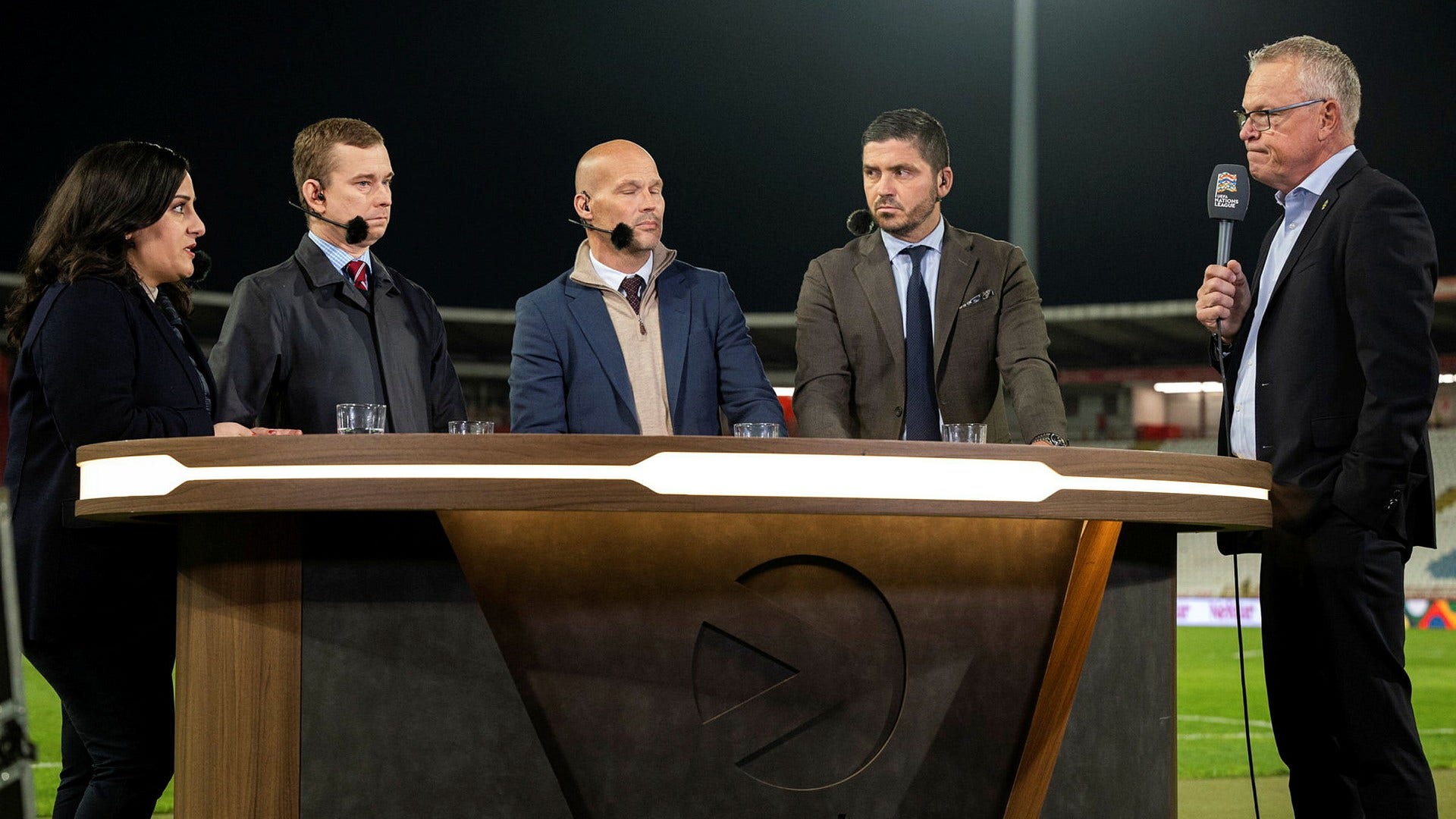 Jennifer Kücükaslan, Erik Niva, Fredrik Ljungberg och Bojan Djordjic pratar med förbundskapten Janne Andersson efter 1–4-förlusten mot Serbien i Belgrad.
