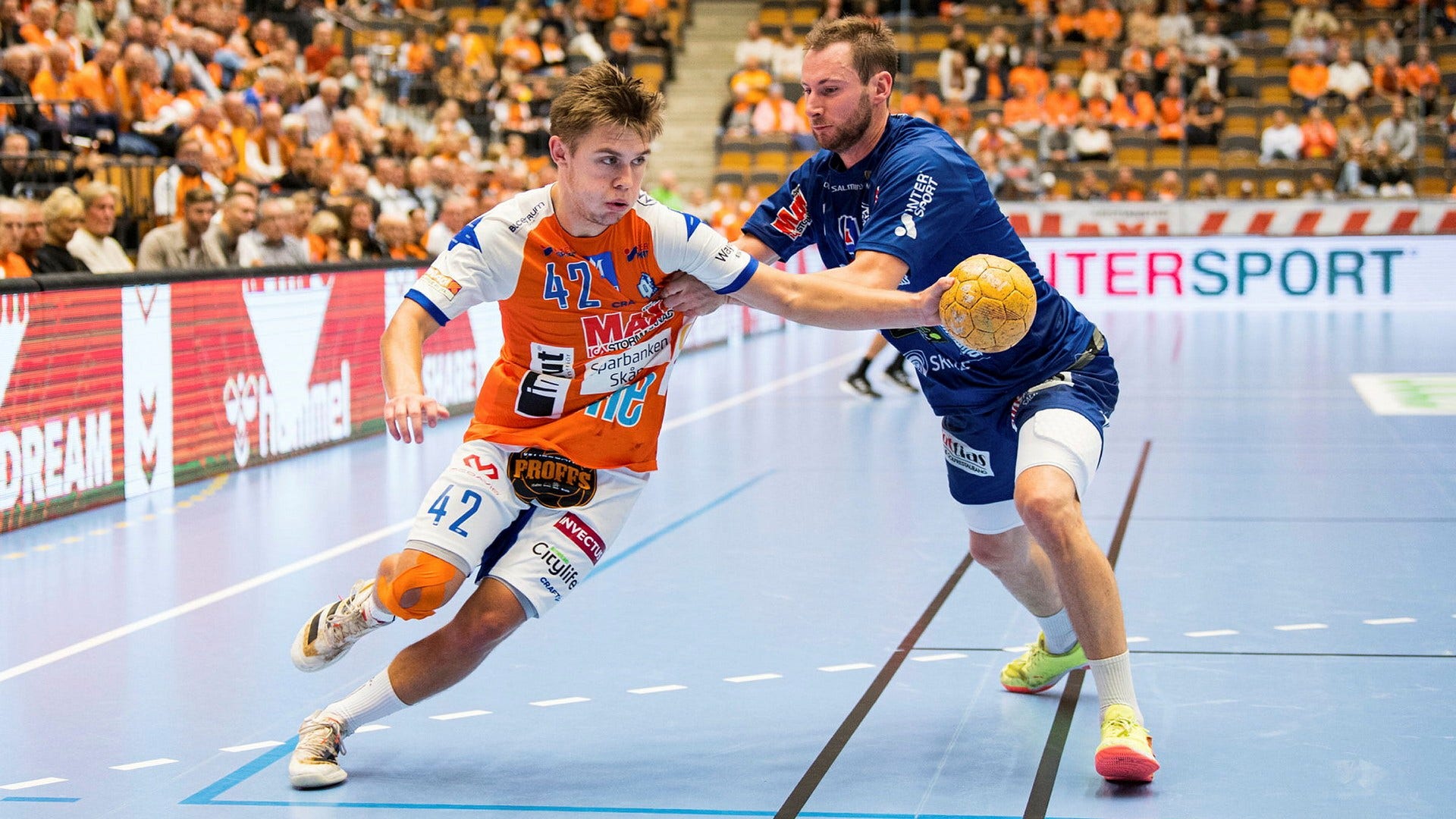 Kristianstad har tappat sin position som klar Sverigeetta i handboll, men publikintresset är fortfarande högt. 4 329 åskådare såg lagets möte med Skövde 1 oktober. Hemmaspelaren i orange är Albin Selin.