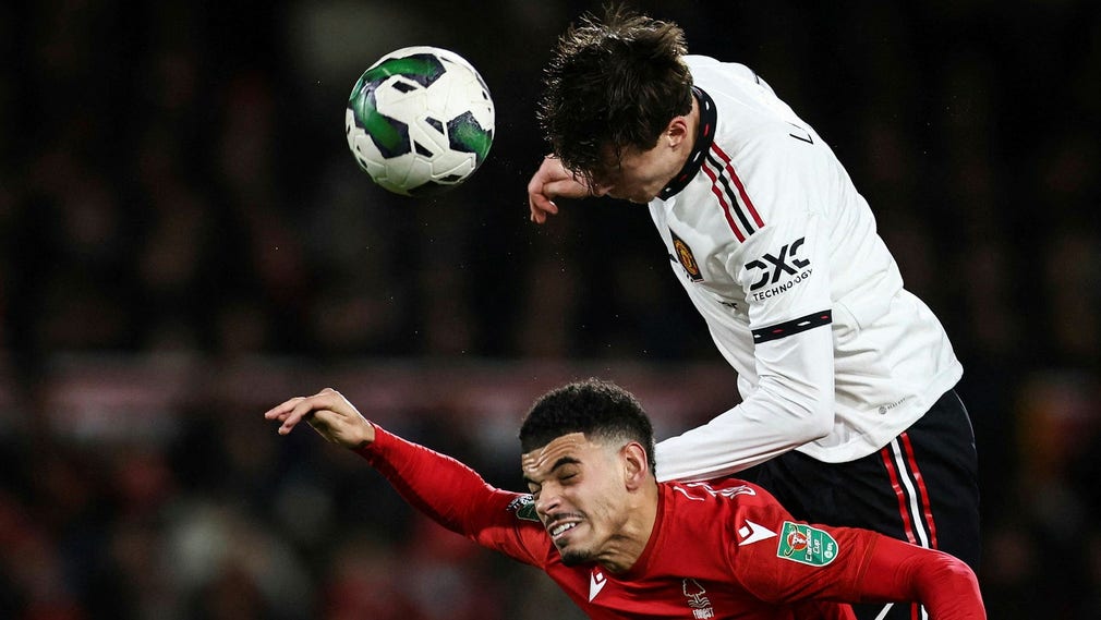 Manchester Uniteds Victor Nilsson Lindelöf i kamp om bollen med Morgan Gibbs-White i Nottingham Forest.