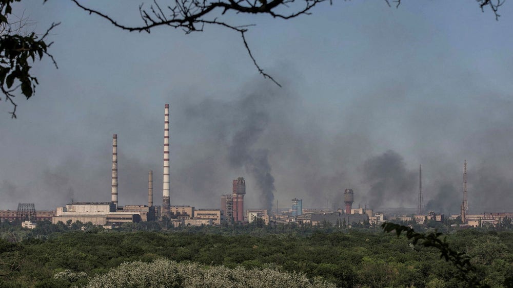 Hårda strider kring kemikaliefabrik – 800 gömmer sig i skyddsrum