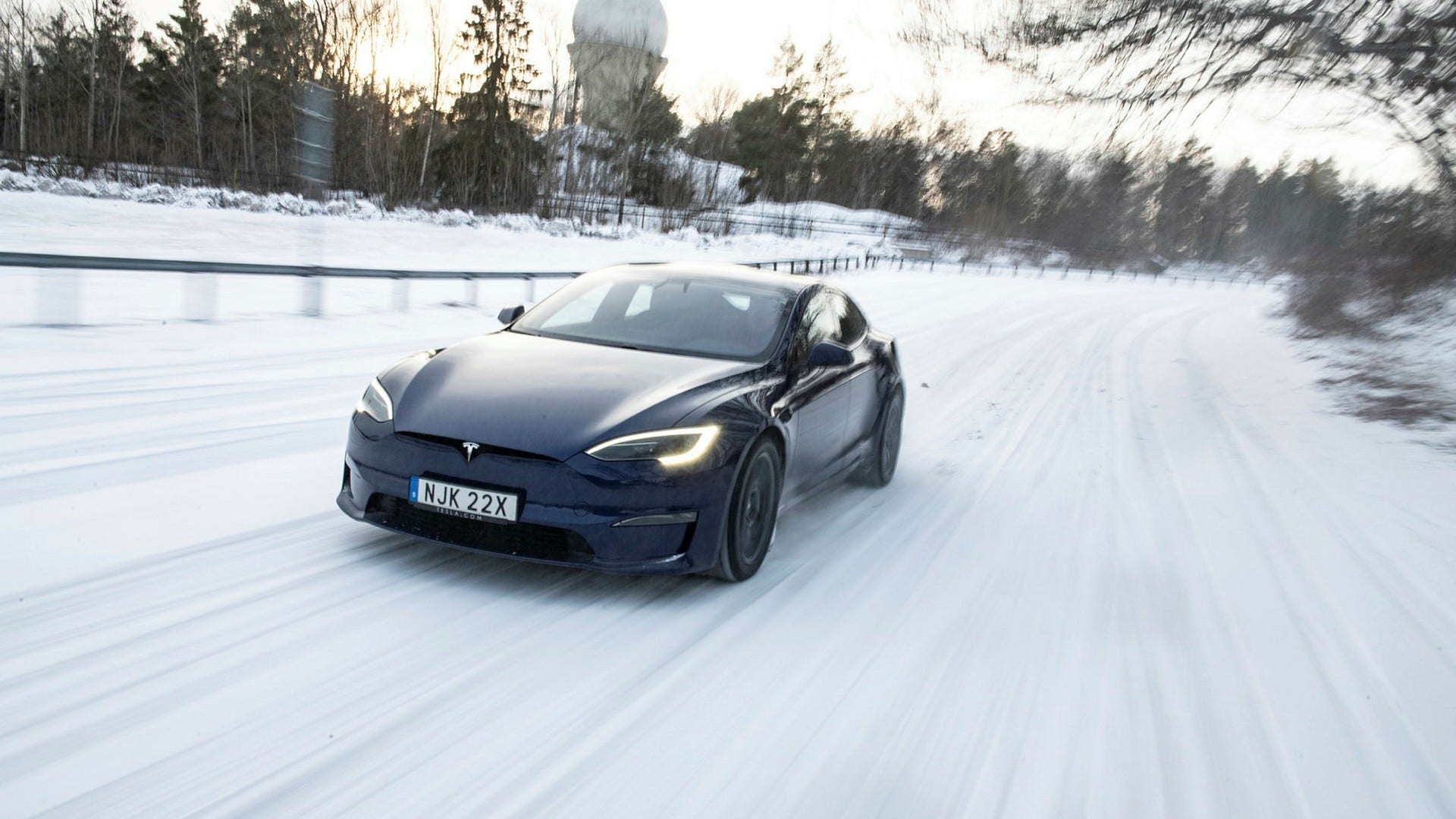 Tre motorer, massor av effekt och ett underlag utan grepp. Det blir en spännande provkörning av Tesla Model S Plaid.