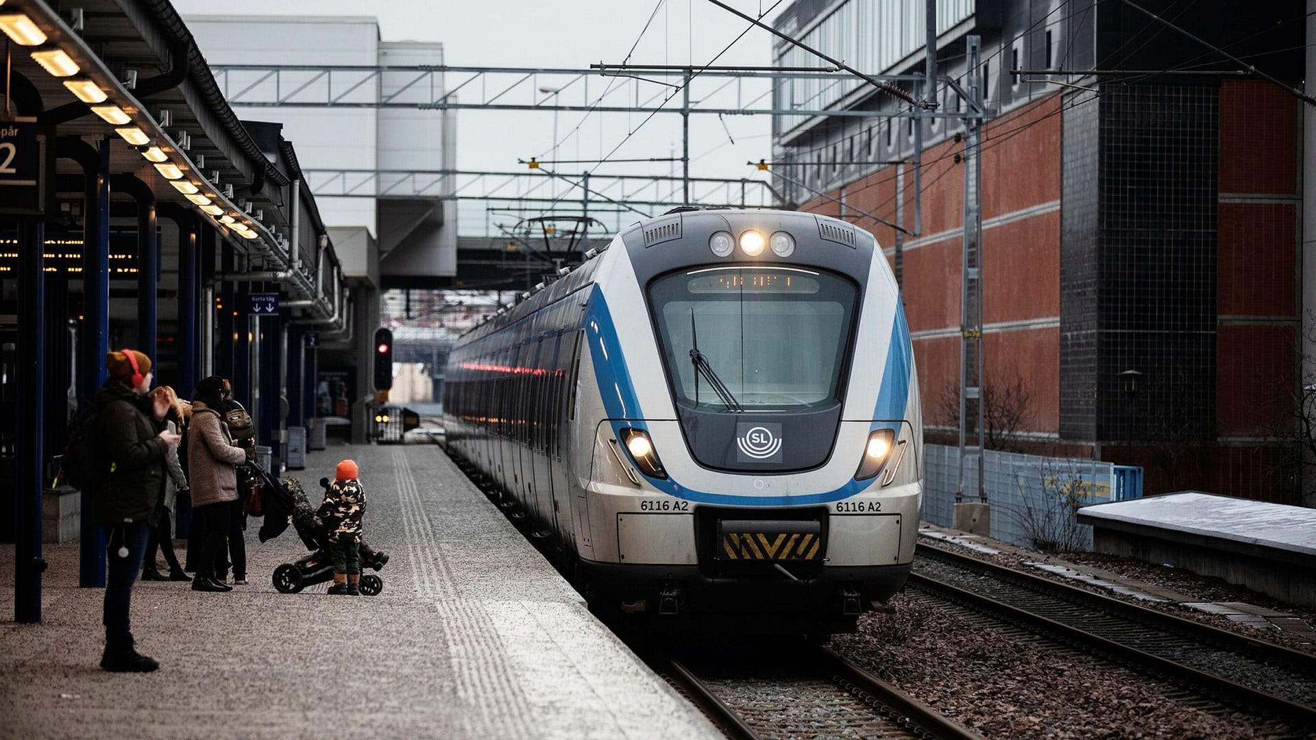 Pendeltågens tågvärdar kommer att avskaffas. Det beskedet ger trafikregionrådet Anton Fendert (MP).