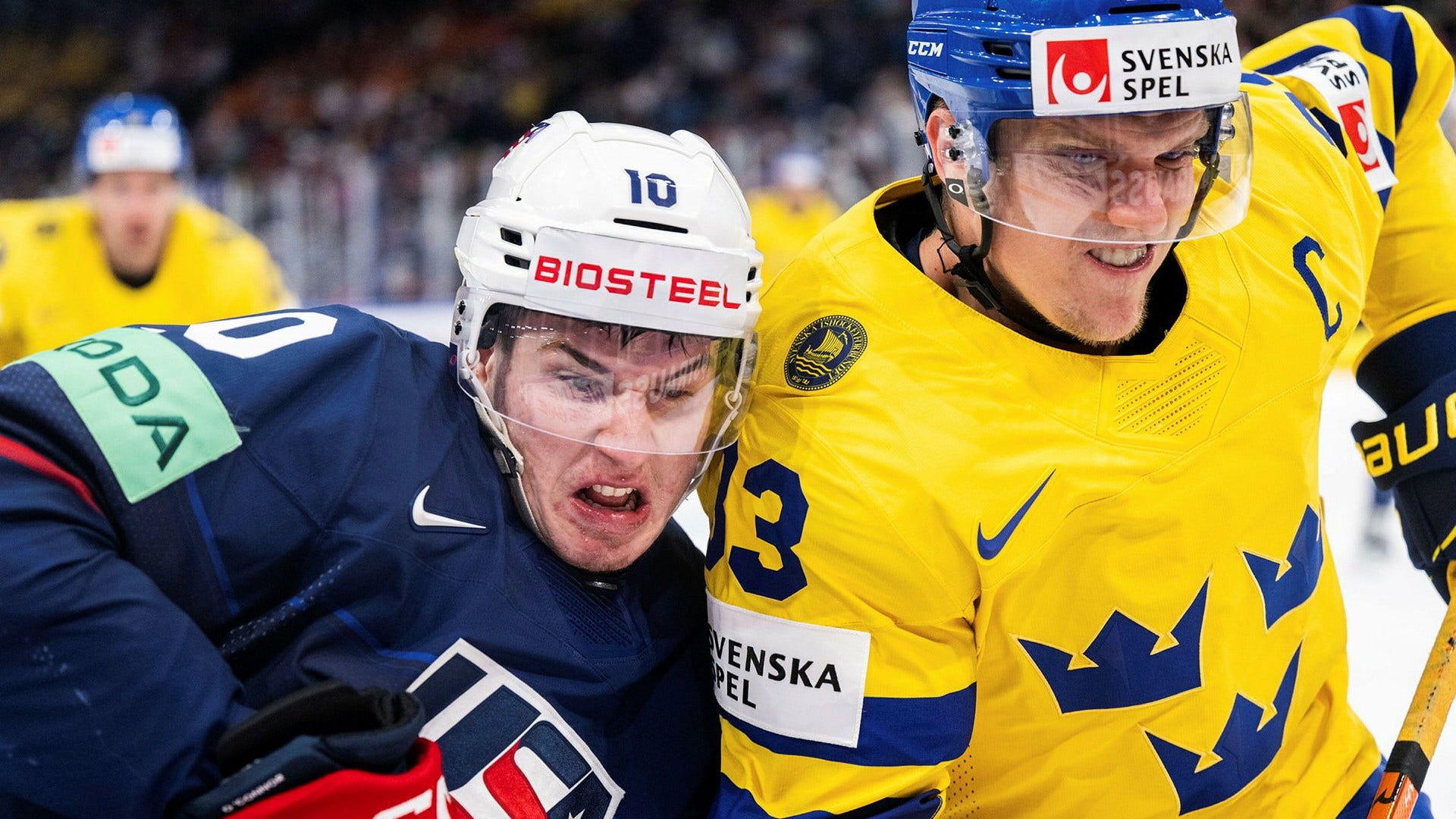 Tre Kronors lagkapten Jakob Silfverberg sliter hårt i spel tre mot fem. Här mot USA:s Drew O'Connor.