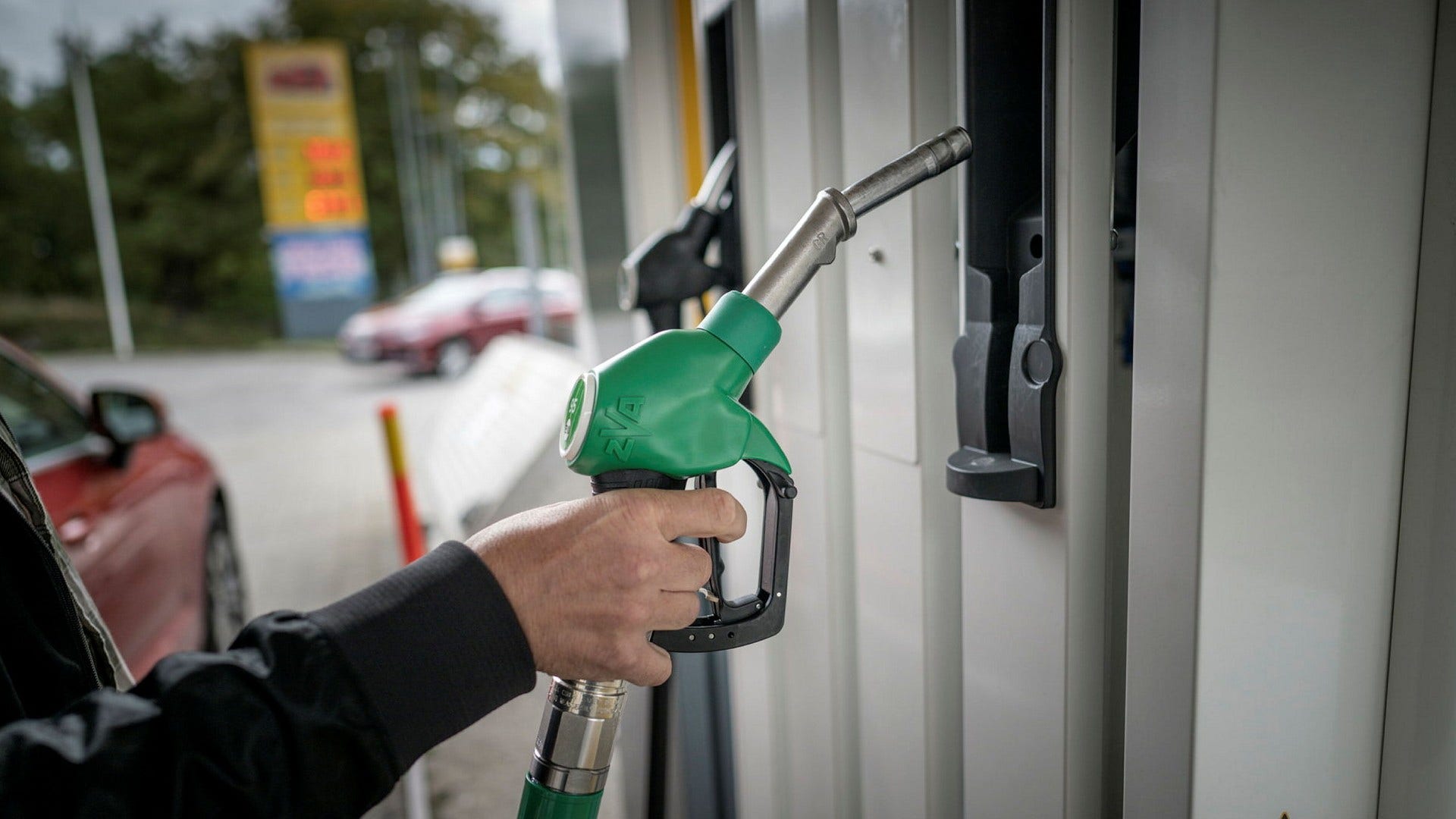 Insändare. ”Höj bensinpriset till 50 kronor litern för att rädda klimatet”