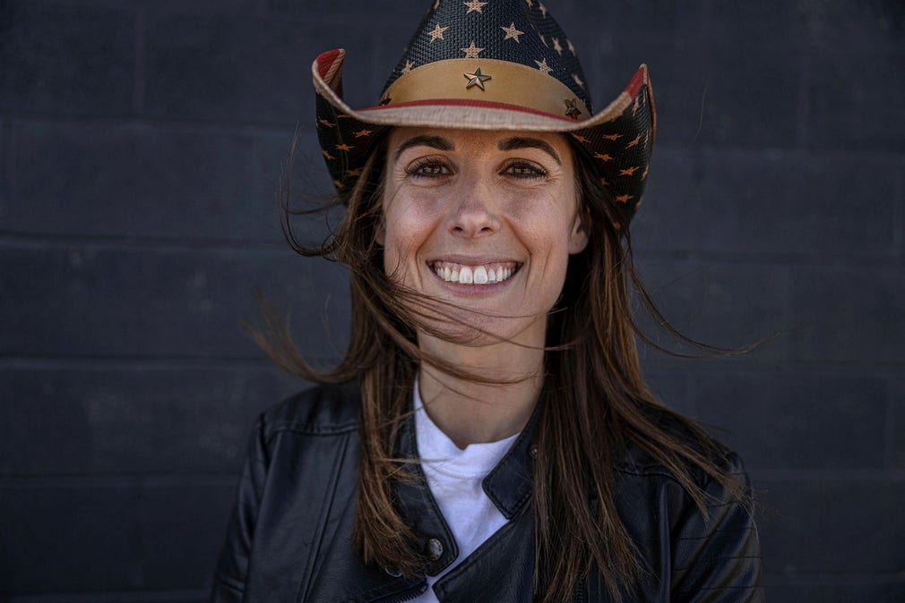 Elisha Ferraro har engagerat sig i ”Mammor för Kari Lake”.