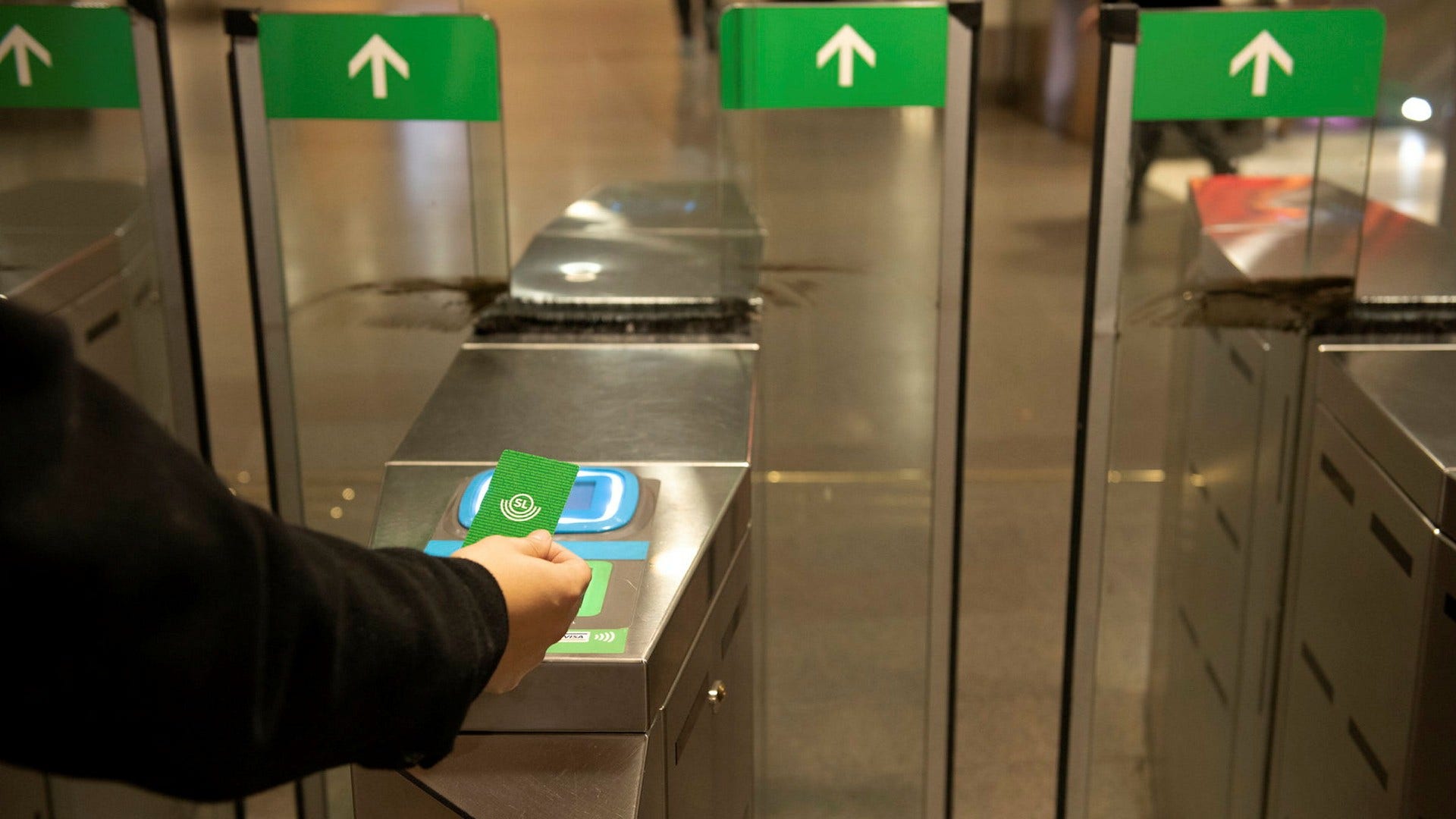 Många stockholmare har uppgett att de inte vill återvända till kontoret på heltid. Men hur pandemin kommer att påverka flödet av resenärer vet ingen i nuläget säger miljö- och kollektivtrafikregionrådet Tomas Eriksson (MP).