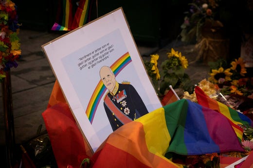 I blomsterhavet intill platsen där kulorna föll natten mot lördagen har någon placerat en teckning av kung Harald V tillsammans med ett citat från honom: ”Nordmenn er jenter som er glad i jenter, gutter som er glad i gutter, og jenter og gutter som er glad i hverandre”.
