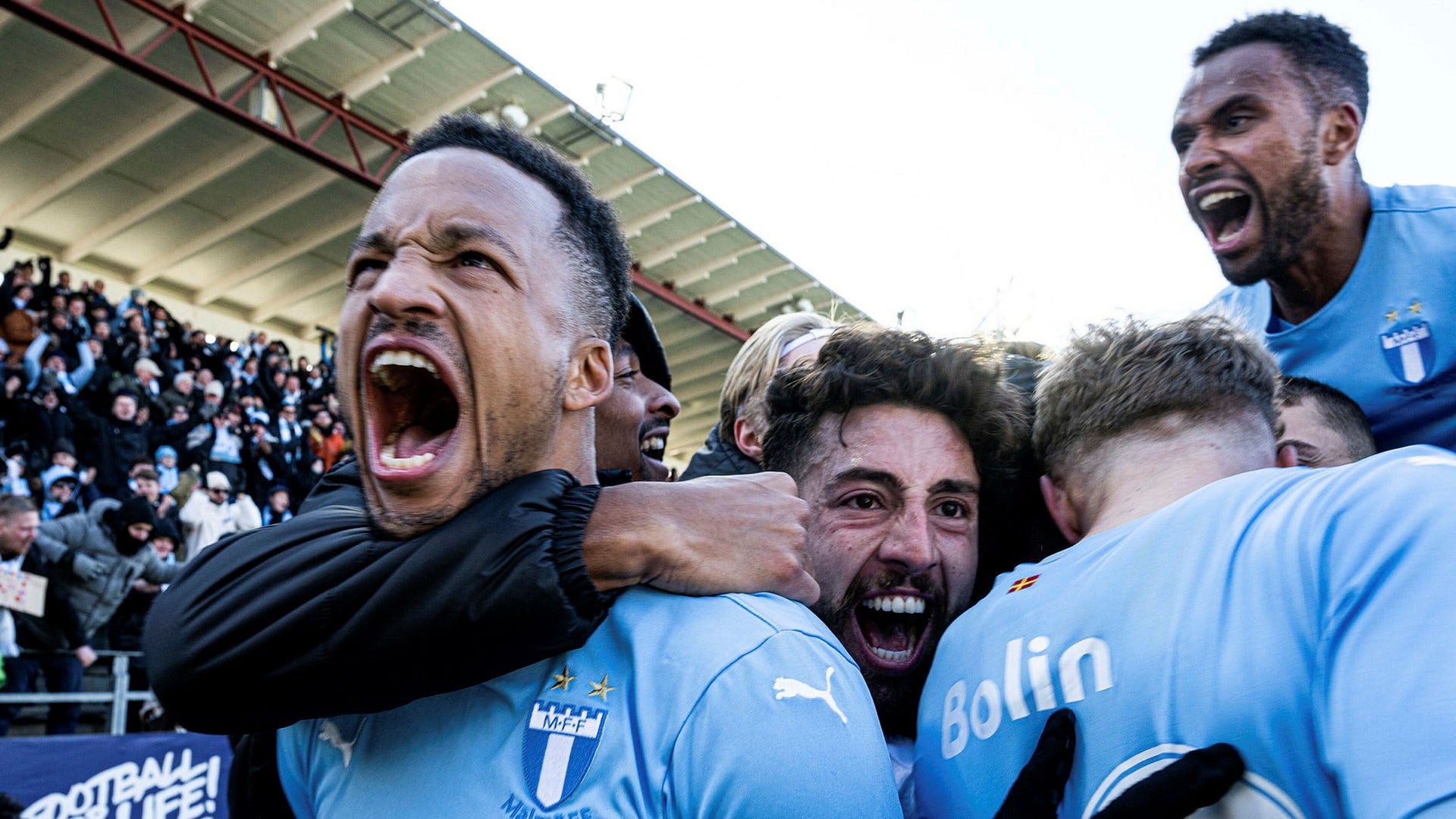 Malmö FF:s Martin Olsson jublar efter 2–1-målet.