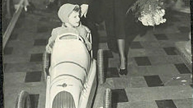En av trampbilarna som Hagaprinsen Carl Gustaf fick under ungdomsveckan i Ostermans Bilhallar 1951.