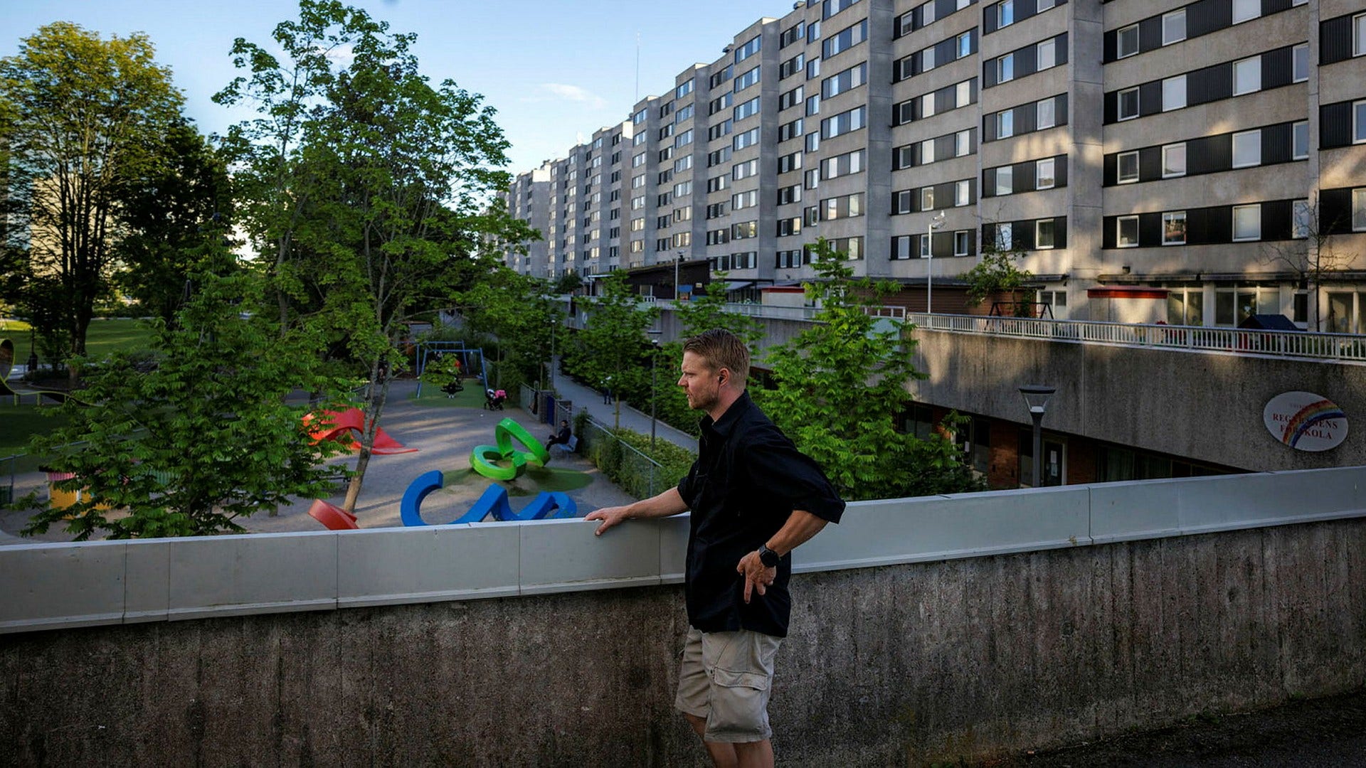 Miljonprogrammet Malmvägen ligger bakom ryggen på polisstationen och tingsrätten i Sollentuna. Som områdespolis har Rille sett flera unga män åka in och ut genom åren.
