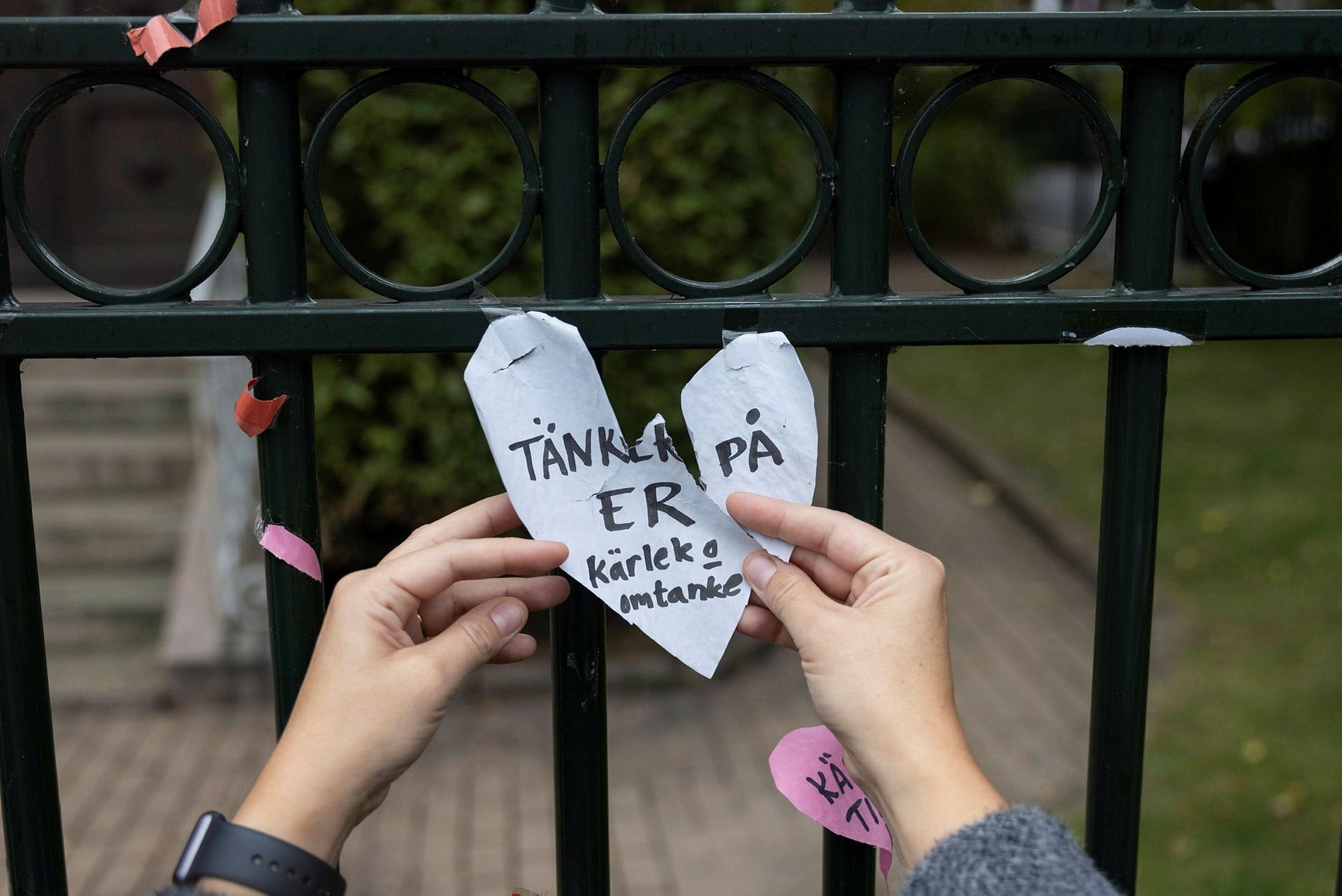 Hjärtana med omtänksamma budskap sattes upp utanför synagogan i Malmö för några veckor sedan, efter att ett misstänkt föremål kastats in på församlingens område från en bil och polisens bombskydd kallats in.
