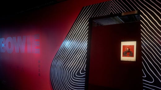 Vy från ”Bowie by Sukita” på Kulturhuset Stadsteatern