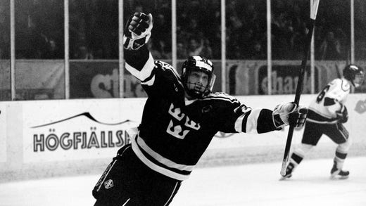 Peter Forsberg festeggia un gol contro la Finlandia durante JVM 1993.