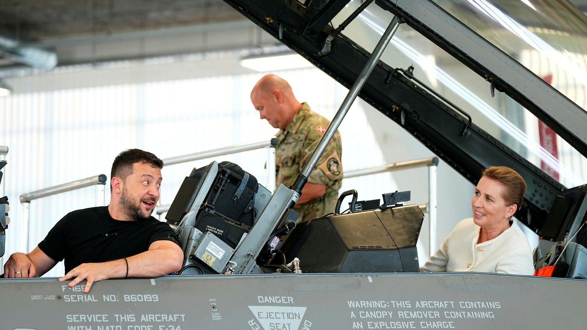 Ukrainas president Volodymyr Zelenskyj och Danmarks statsminister Mette Frederiksen provsitter ett F-16-plan.