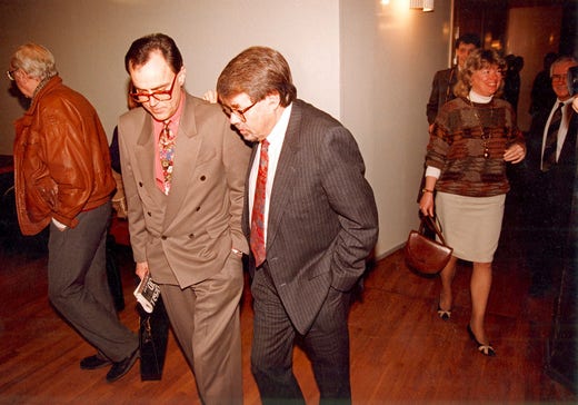 Thomas Malmquist och Expressens dåvarande chefredaktör Bo Strömstedt i samband med tryckfrihetsmålet 1991. Stockholms tingsrätt friade Expressen på samtliga 176 punkter i åtalet.