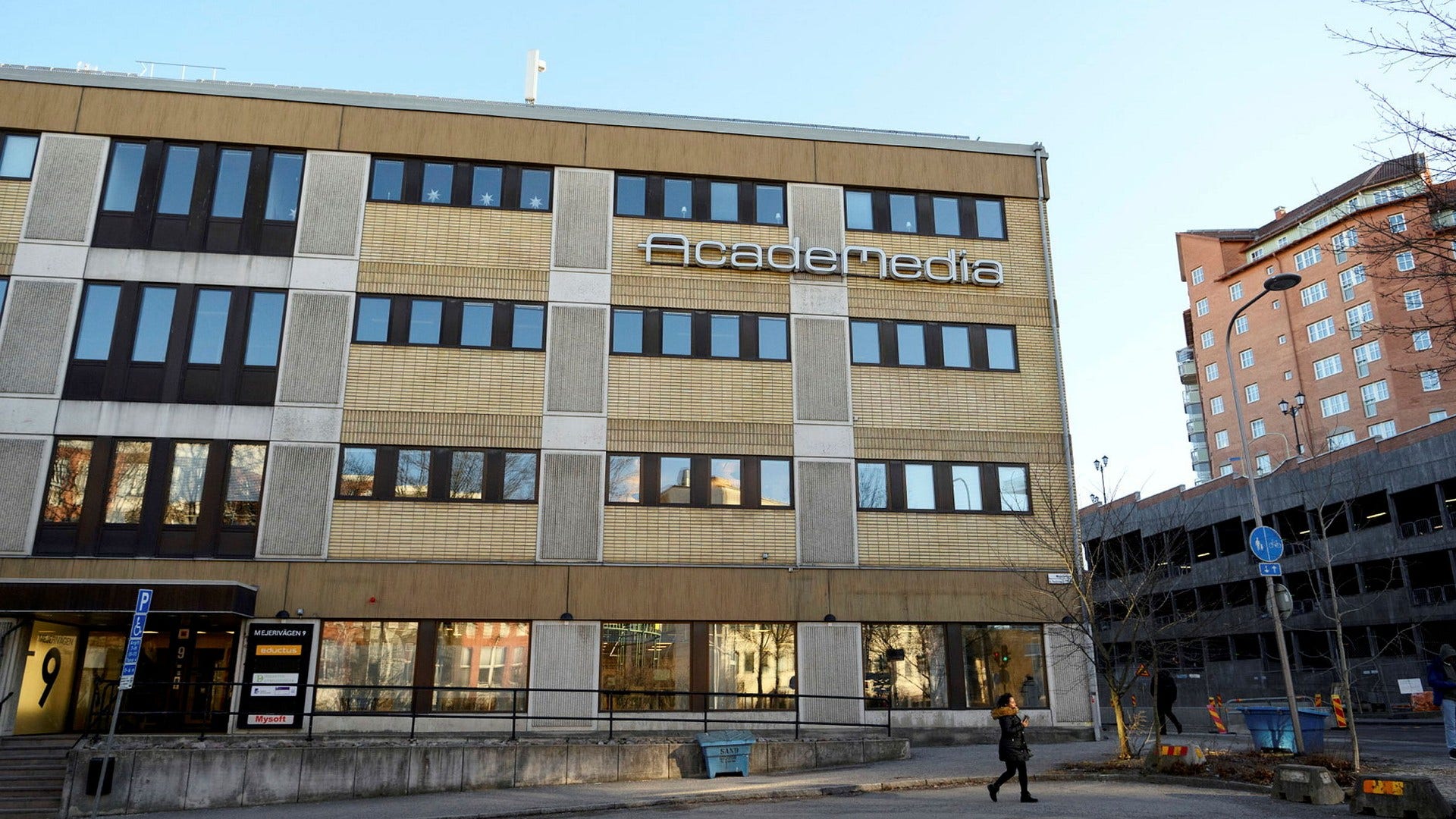Börsnoterade aktiebolaget Academedia har i flera fall begärt att få mer pengar från kommuner så långt som tio år i efterhand. Detta är orimligt och måste stoppas, anser insändarskribenten.