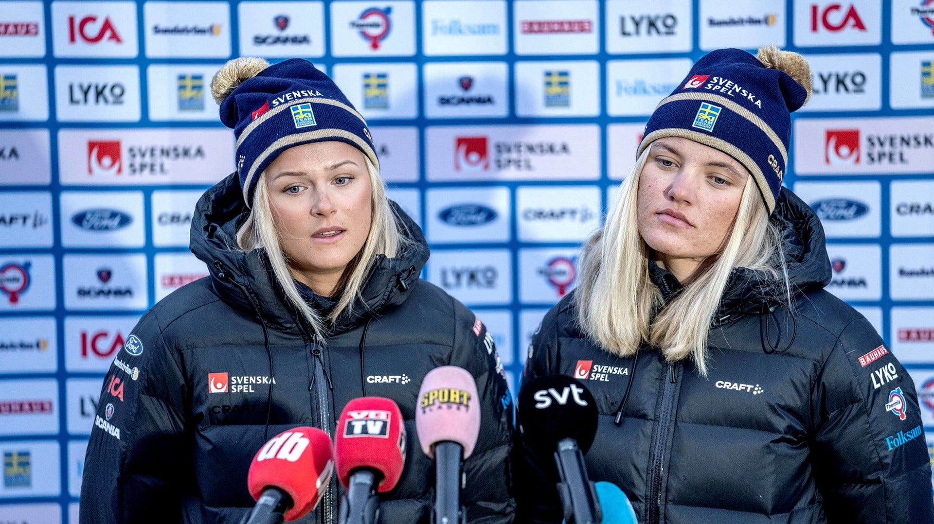 Frida Karlsson (vänster) mötte pressen tillsammans med Linn Svahn efter ett turbulent dygn för skidlandslaget.