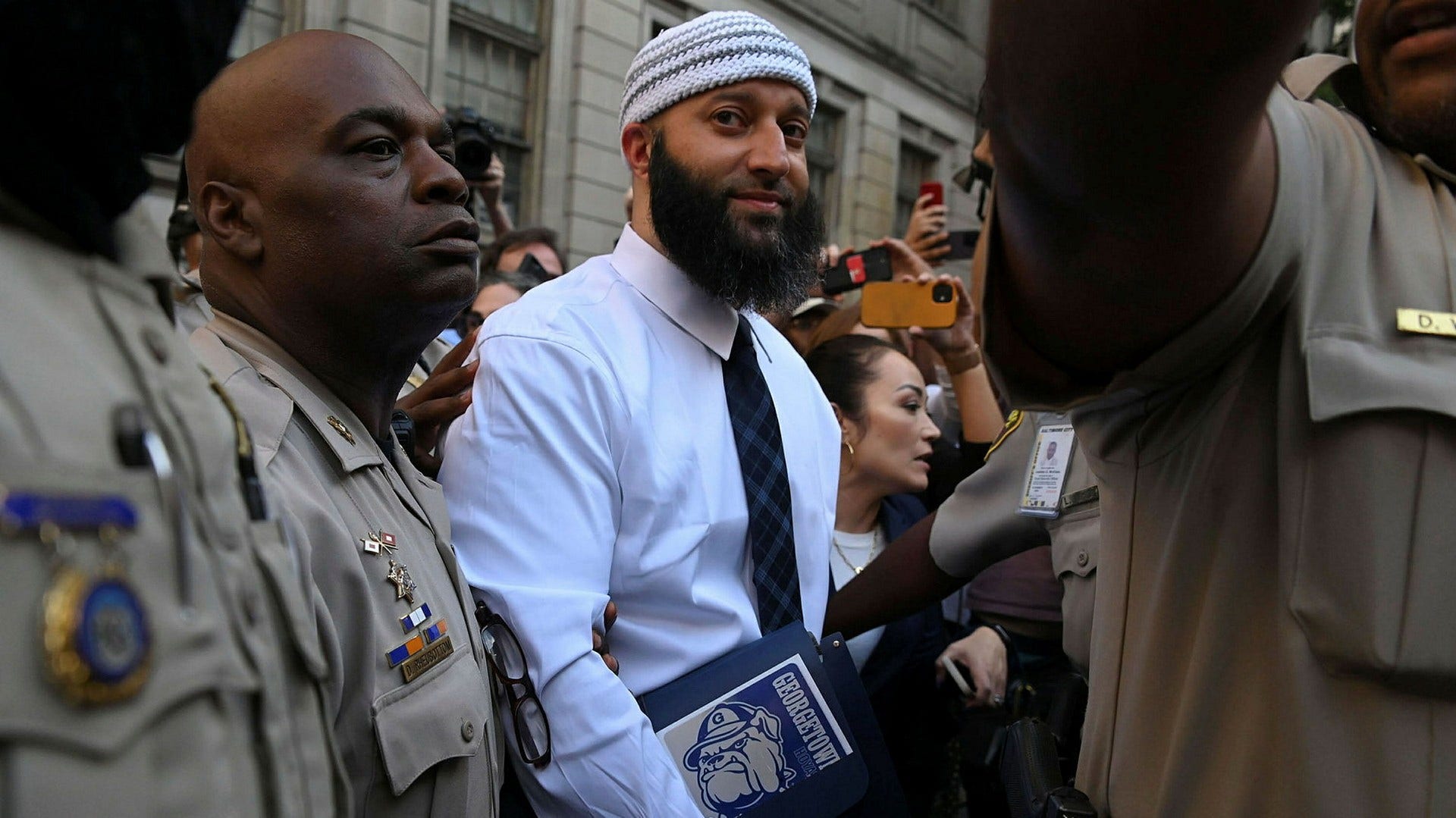 Adnan Syed utanför domstolen i Baltimore, strax efter att han släppts.