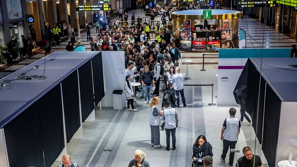 Lång kör till tillfällig röstningslokal på Centralstationen i Stockholm på valdagen den 11 september. Köerna borde ha kunnat halveras med en annan organisation, anser insändarskribenten som vill ha svar av Valmyndigheten om vilka instruktioner som gick ut till landets 290 kommuner.
