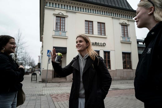 Ungdomarna i Villmanstrand talar om situationen i skolan, det finns särskild personal att prata med för den som behöver. Siiri Antila, som firar sin 17-årsdag med shopping i centrum, har varit orolig.
– Det är så nära. Men nu har jag bestämt mig för att jag inte kan göra något åt situationen, så det är bara att leva vidare och se vad som händer. Jag är redo för allt, säger hon.