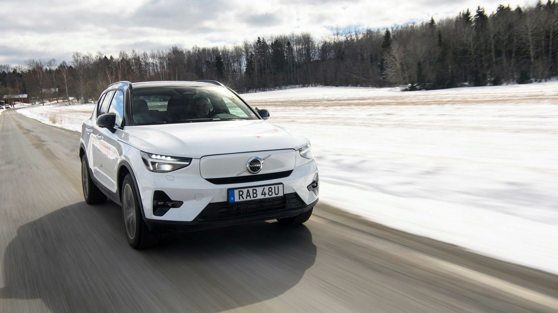 Den igensatta grillen är det enda som skiljer el-XC40 från fossil-XC40. Bilen har nya strålkastare.