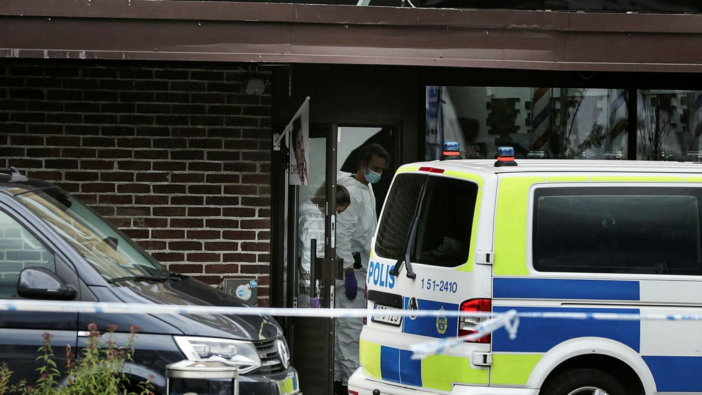 Den nionde juli förra sommaren sköts en man till döds inne på frisersalongen i Högsbo. Den misstänkte mördaren har varit på fri fot fram tills nu.