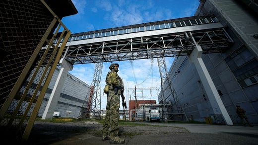 Rysk militär vaktar kärnkraftverket. Sedan tre veckor tillbaka används det också som bas för raketattacker mot ukrainskkontrollerade områden.