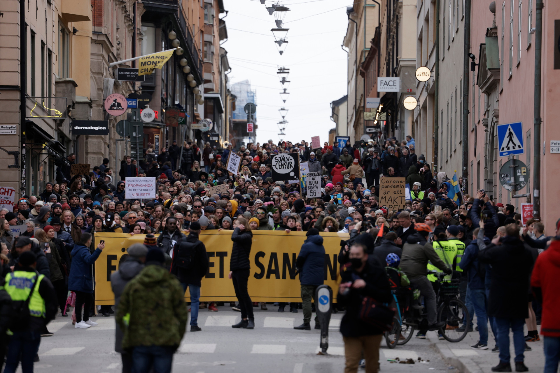 Demonstration Mot Coronarestriktioner I Stockholm - DN.se