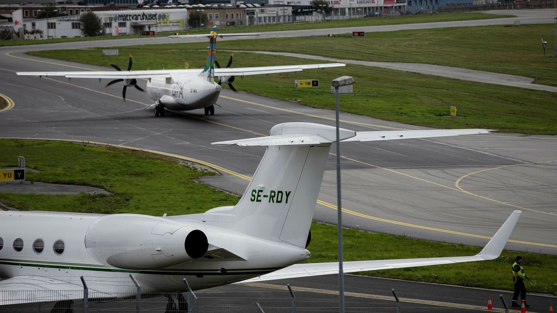 Bromma flygplats ska enligt ett utredningsförslag stänga 2035. Men det finns kapacitet på Arlanda att redan nu flytta över all flygtrafik i Stockholm dit, anser insändarskribenterna.