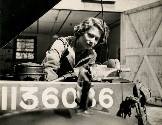 Laga motorn? Inga problem. Här mekar dåvarande prinsessan Elizabeth under utbildningen till fordonmekaniker 1945.