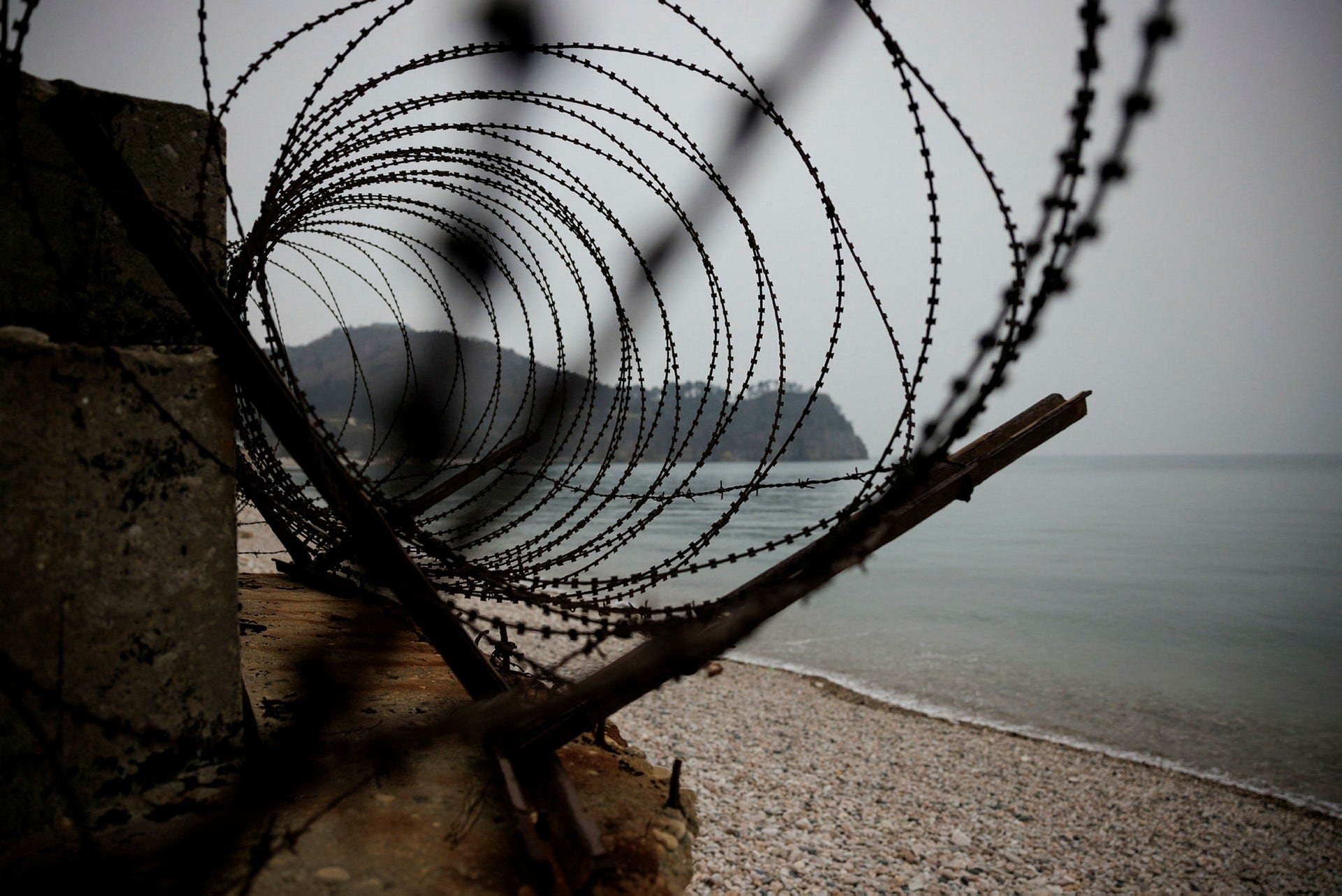 Skydd mot en invasion från norr. Längs kusten på den sydkoreanska ön Yeonpyeong löper taggtråd som ett tecken på den spända situationen.
