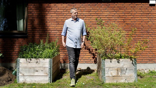 Johnny Boalth Lambertsen har extra ansvar för trädgården på veteranhemmet i Köpenhamn. Hit går han ut när mardrömmarna plågar honom om nätterna.