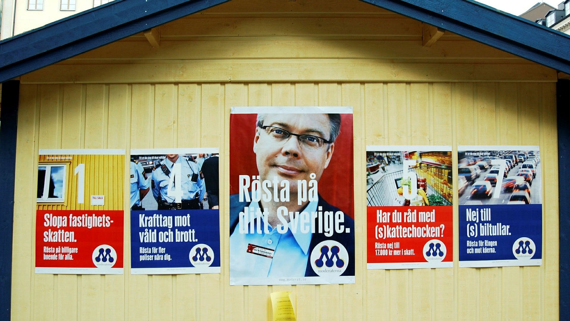 Valet 2002. Affisch med M-ledaren Bo Lundgren uppsatt på en av partiets valstugor. Moderaterna gjorde ett katastrofval och ett år senare avgick Lundgren, vilket banade väg för ”Nya Moderaterna” med Fredrik Reinfeldt i spetsen.