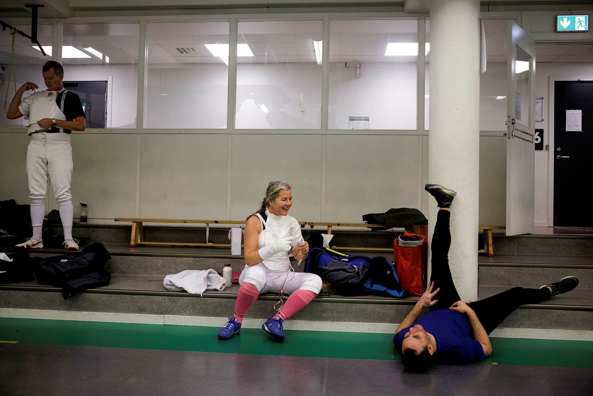 Anna Voltaire e i suoi amici di scherma Martin Hellquist e Aaron Pasternak si preparano per una sessione di allenamento ad Åkeshovshallen.