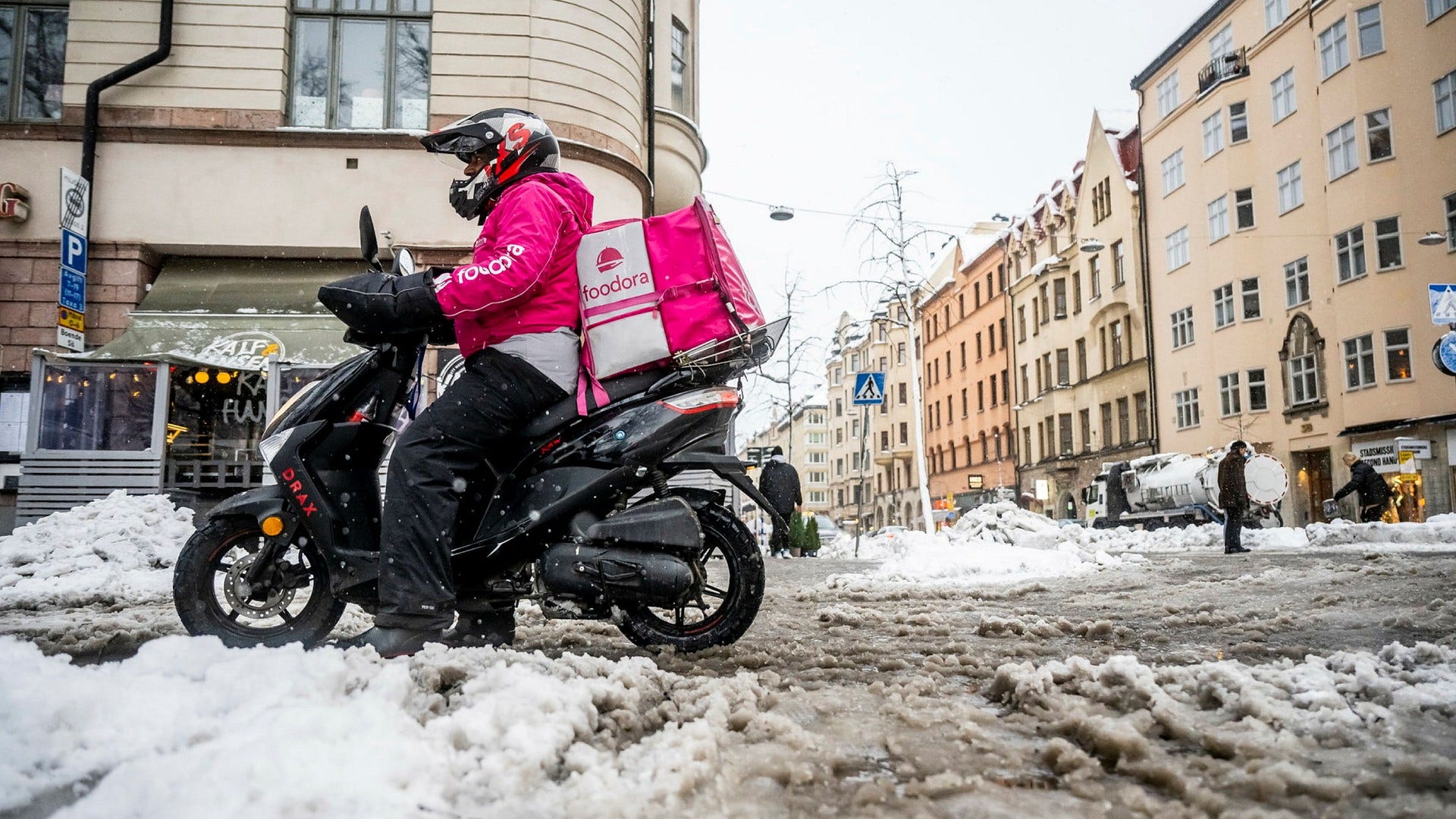 När arbetsmarknaden ställer höga krav på utbildningsnivå och språkkunskaper blir ströjobb, som till exempel matbud, en lösning för utrikes födda som behöver en inkomst.