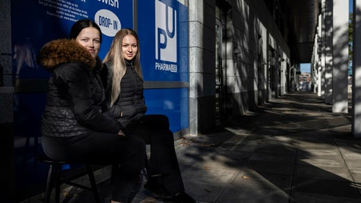 Elin Törnberg och Nora Rashid utanför covidtestcentret vid Malmömässan där Malmöforumet hålls.
