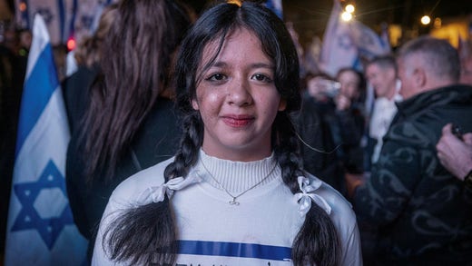 13-åriga Eliyana Hayut fick inte sjunga på en utbildningsdag för att det hade kunnat uppröra en ultraortodox man i publiken. I stället fick hon sjunga inför hundratusentals i Tel Aviv.