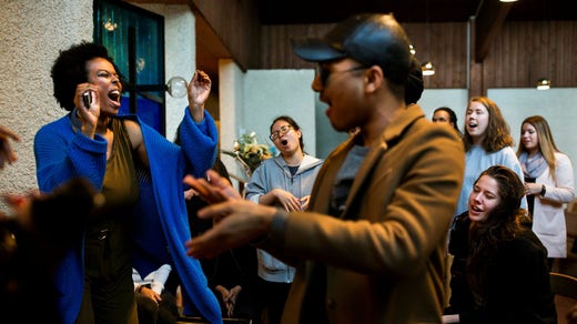 Tensta Gospel Choir repeterar i Tensta kyrka 2016.