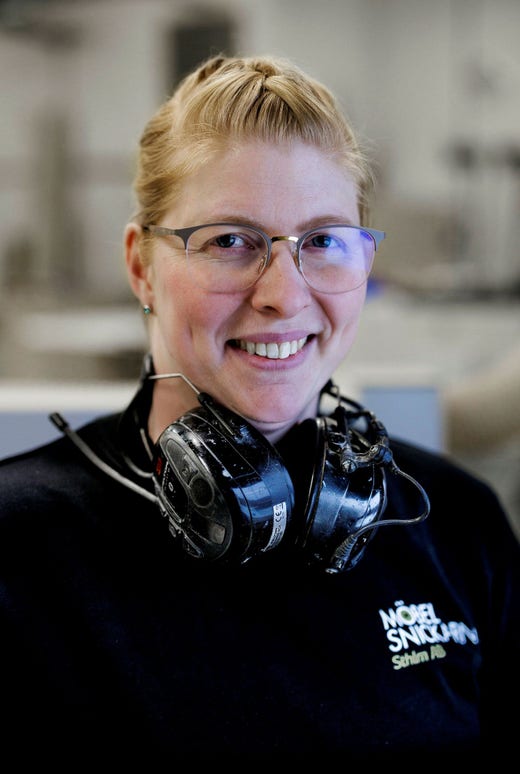 Emma Lind är ensam kvinna i verkstaden för möbelsnickare.