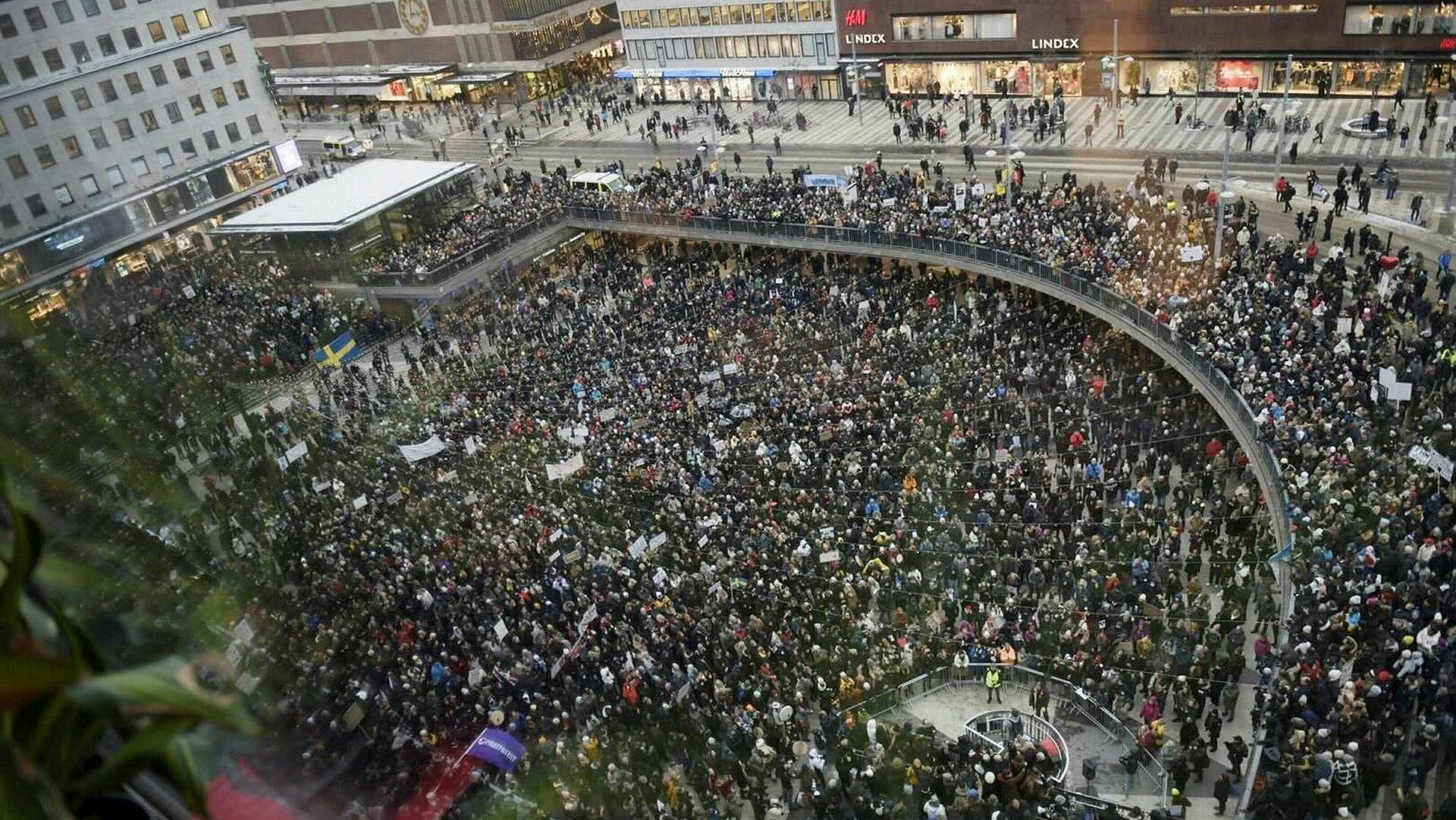 Demonstranter på Sergels torg.