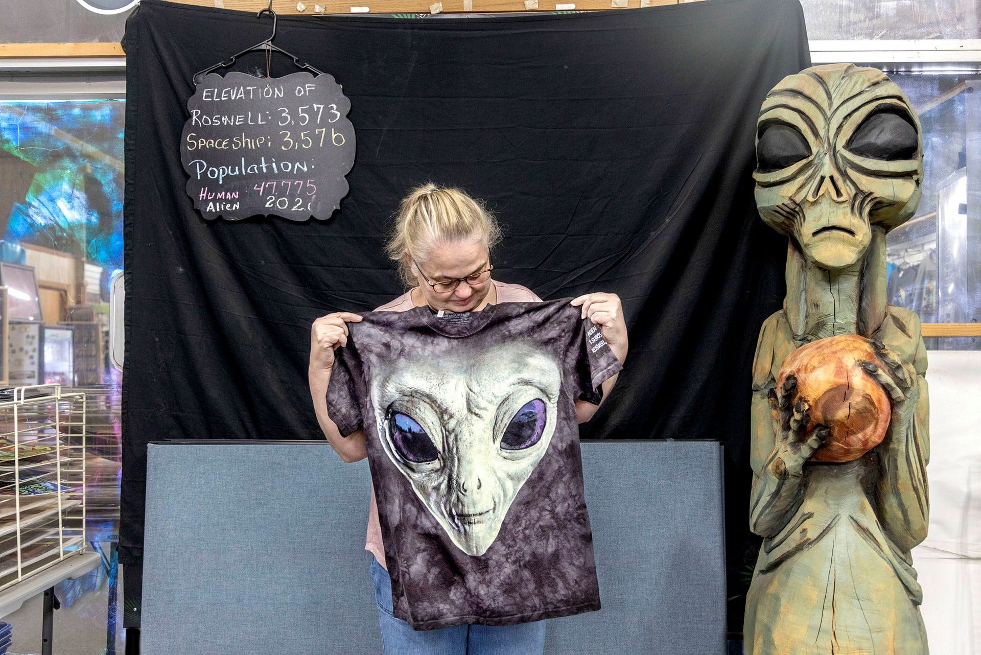 ”Det är vår storsäljare. Den lyser i mörkret”, säger Luana Stacy på butiken Alien Invasion T-shirts & More.