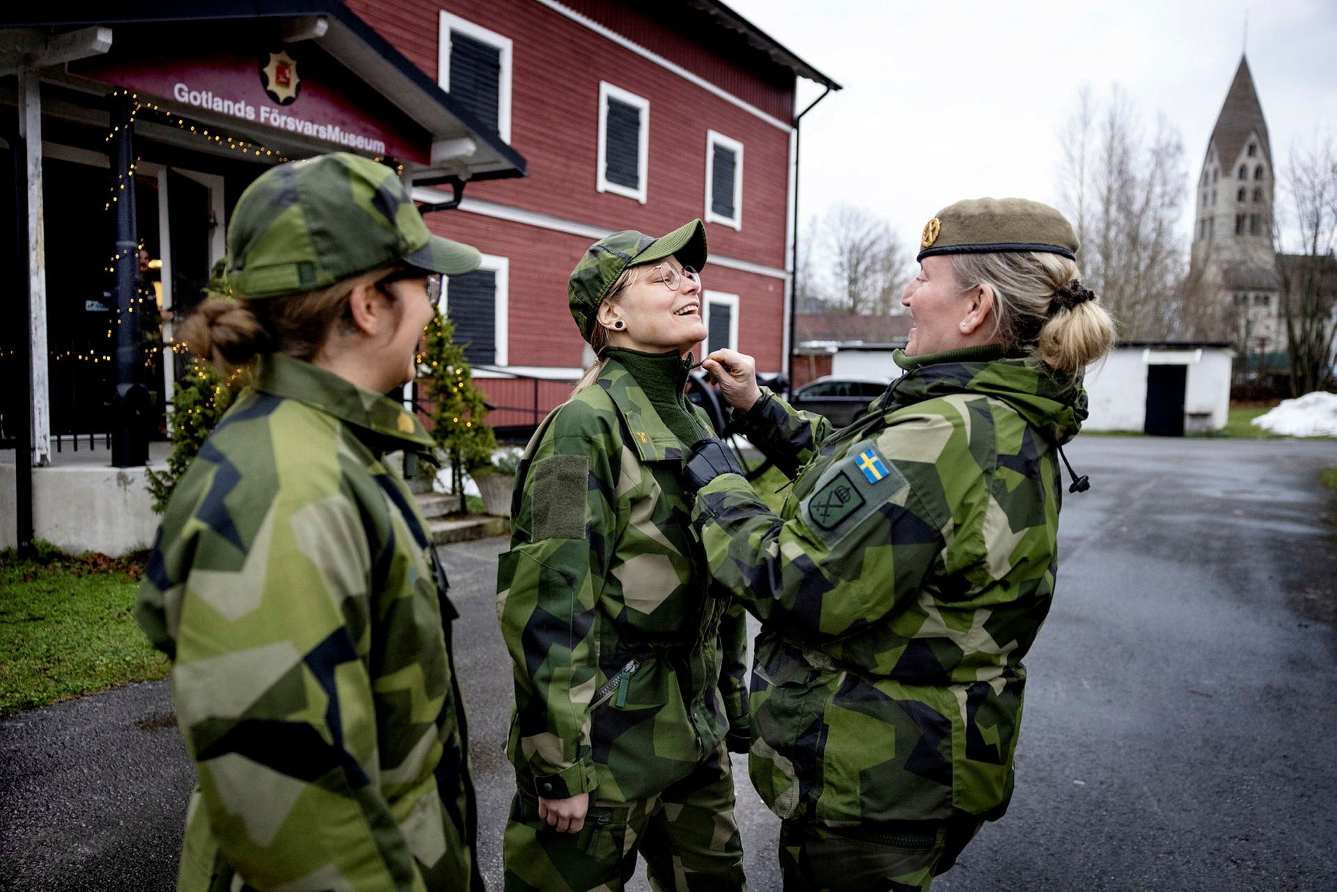 Laura Swaan Wredes snyggar till kragen på en kvinnlig hemvärnssoldat. Kvinnor är i klar minoritet inom hemvärnet och målet är att de ska bli fler.