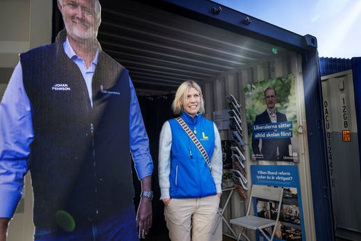 Pappfiguren föreställande partiledaren Johan Pehrson (L) som partisekreteraren Maria Nilsson står bredvid är i naturlig storlek, men den står på en liten höjd.