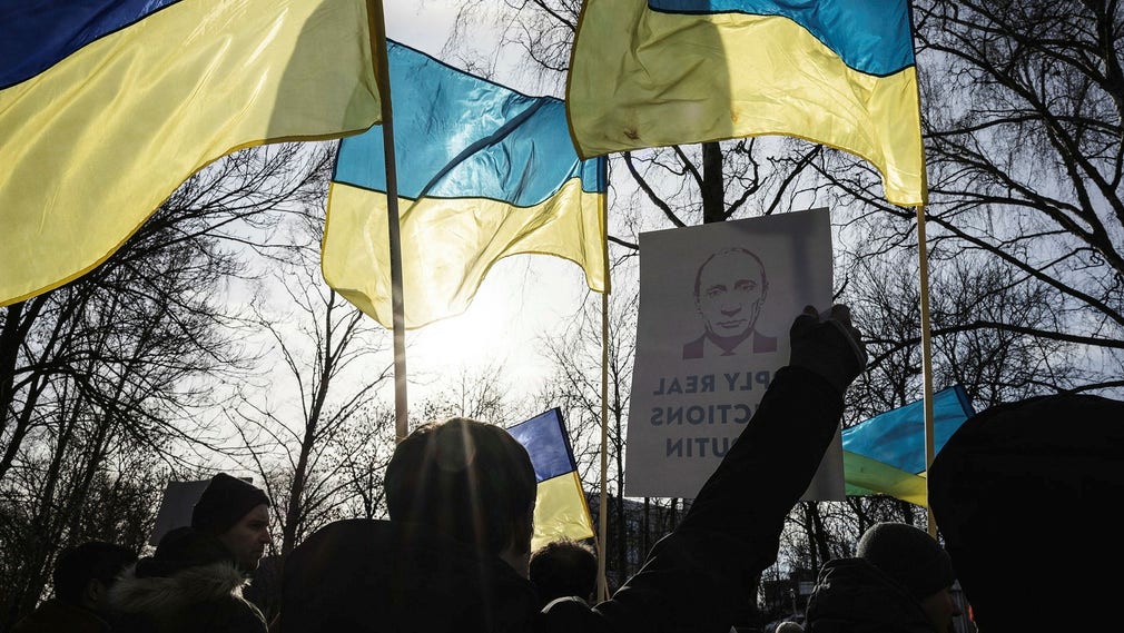 Demonstration utanför ryska ambassaden den 25 februari, dagen efter att Ryssland inledde sitt försök att invadera Ukraina. Den ryska krigföringen att slå ut el- och vattenförsörjningen hotar nu miljontals civila, varnar insändarskribenten.